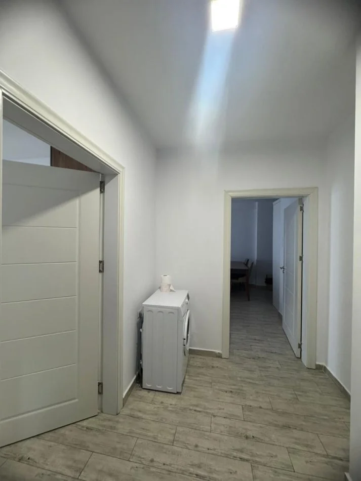 Tirane, jepet me qera apartament 1+1+Ballkon Kati 5, 70 m² 600 € (zona 5 Maj)