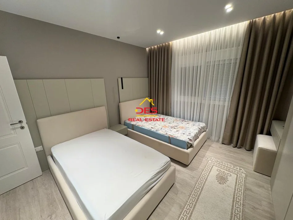 Vlore, jepet me qera apartament 2+1+Ballkon Kati 8, 90 m² 700 € (Rruga Pelivan Leskaj)
