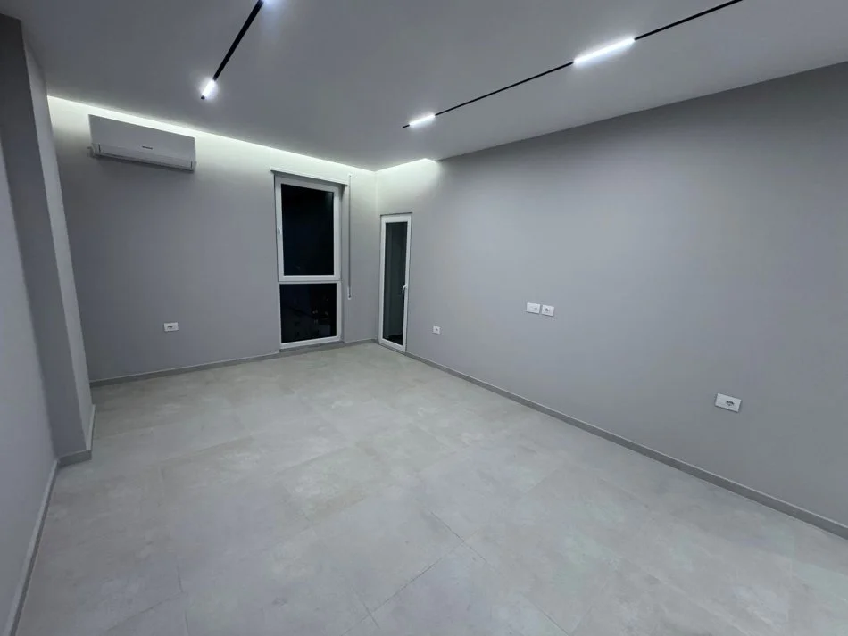 Tirane, jepet me qera apartament 1+1+Ballkon Kati 7, 70 m² 400 € (Rruga 5 maji)