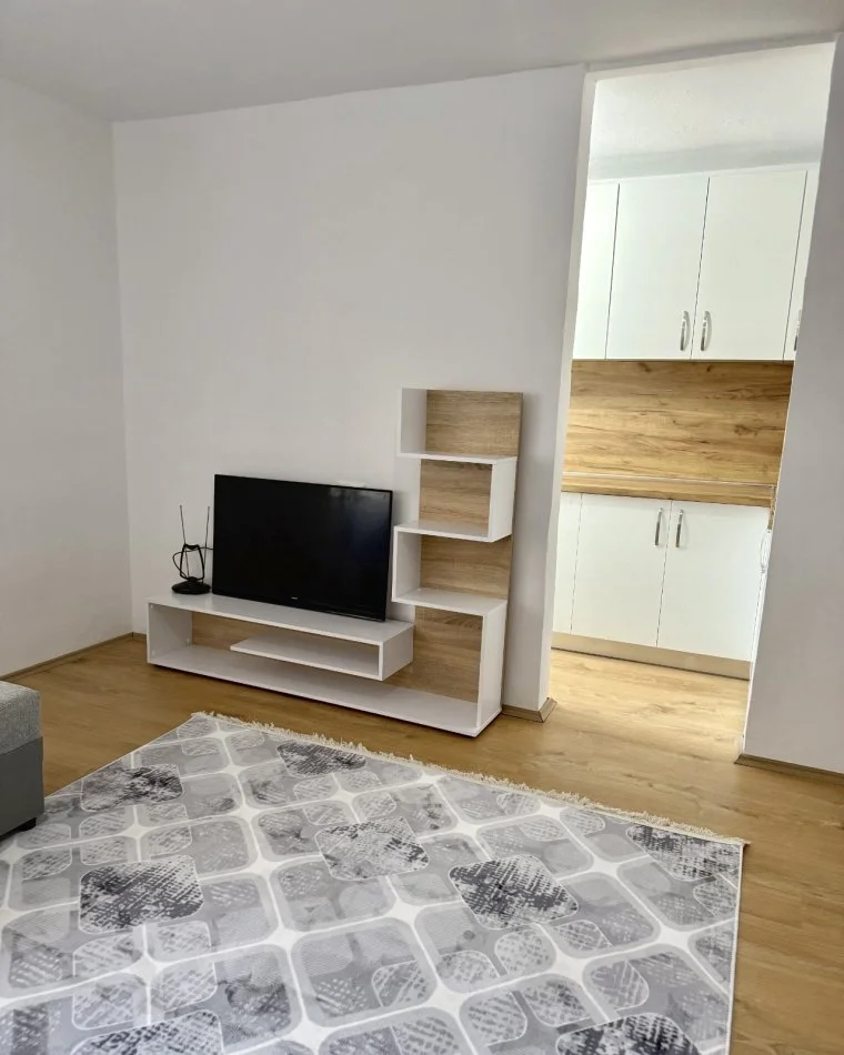 Tirane, jepet me qera apartament 1+1 Kati 2, 60 m² 500 € (rruga Bardhyl)