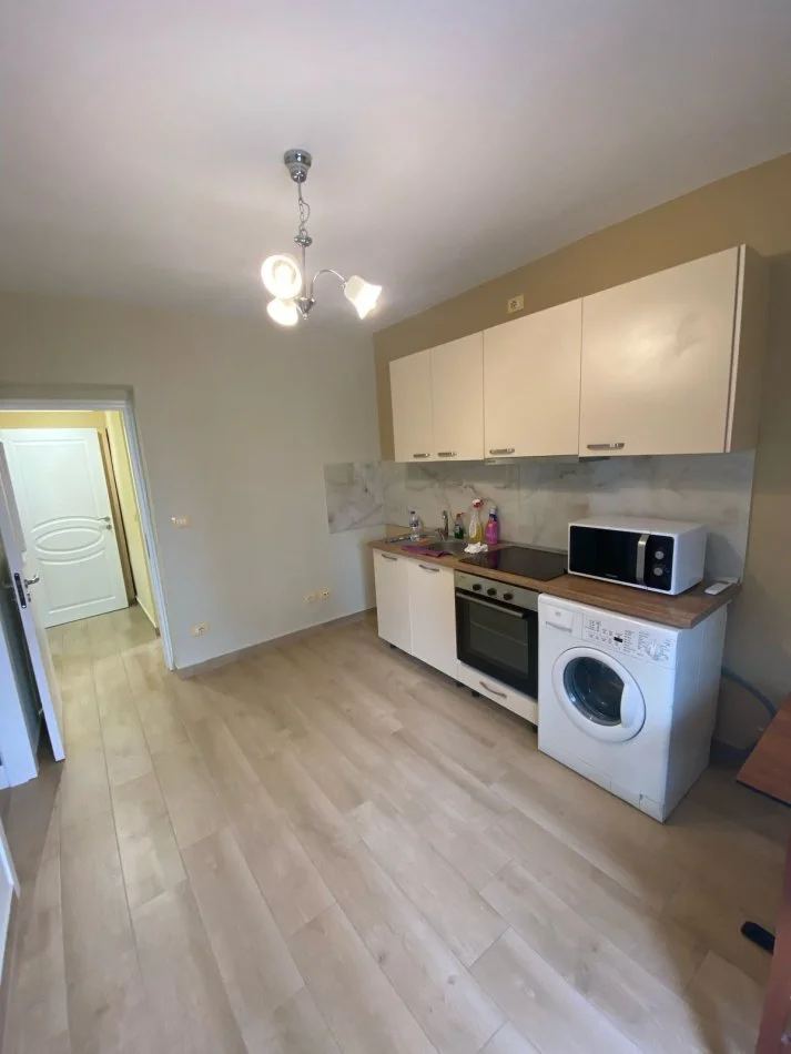 Tirane, jepet me qera apartament 1+1 Kati 5, 75 m² 430 € (Rruga Naim Frasheri, Rruga e Kavajes, 21 Dhjetori, prane Hotel Villa 22.)