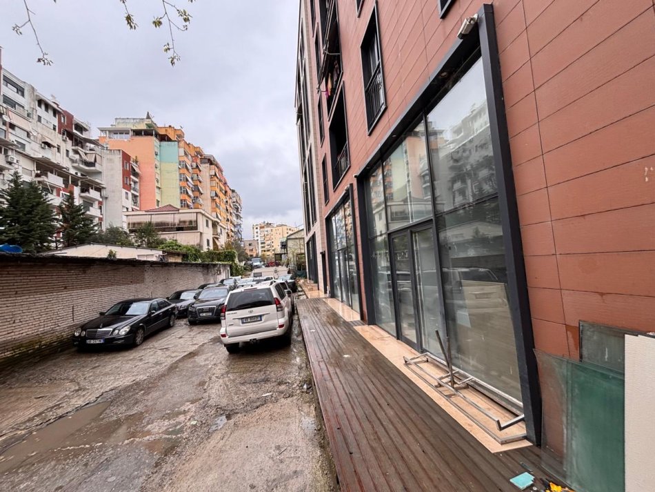 Tirane, jepet me qera dyqan Kati 0, 36 m² 640 € (Rruga e kosovareve)