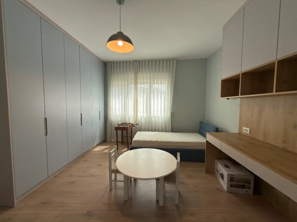 Tirane, jepet me qera apartament 2+1+Ballkon Kati 5, 85 m² 750 € (Stacioni i Trenit)