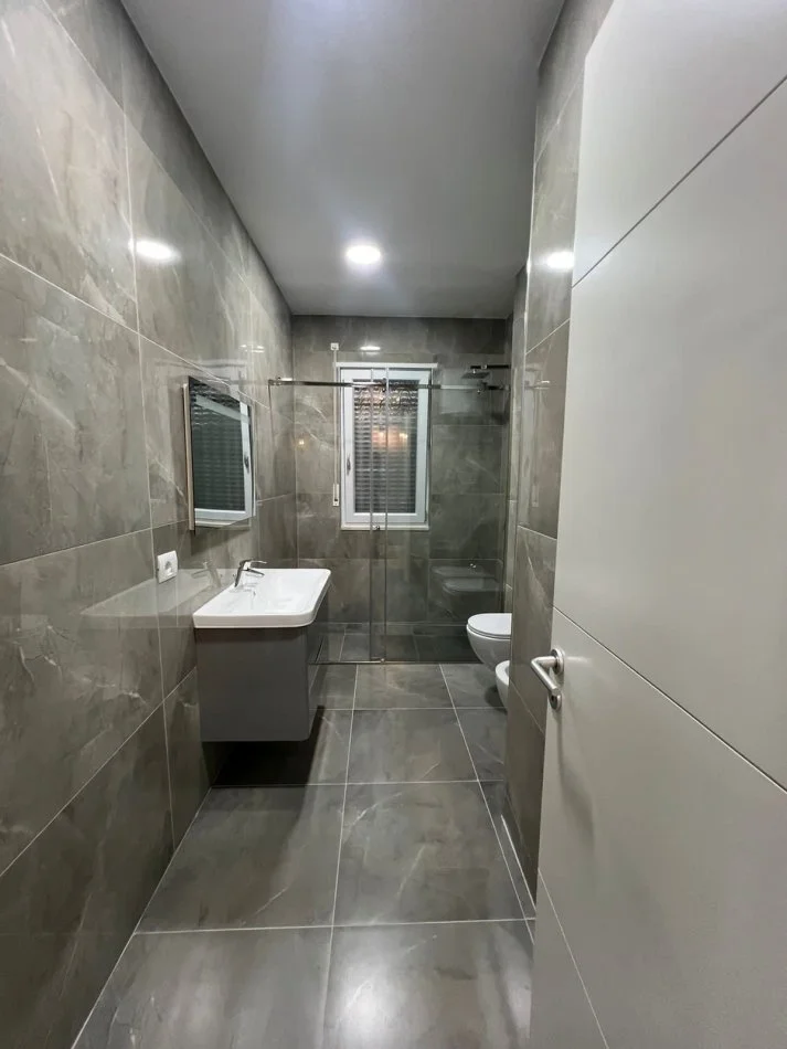 Tirane, jepet me qera apartament 2+1 Kati 2, 150 m² 900 € (Kopshti botanik)
