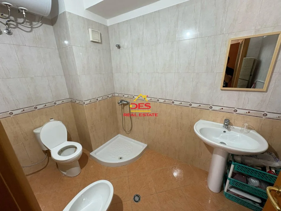 Vlore, jepet me qera apartament 2+1+Ballkon Kati 5, 110 m² 400 € (Rr 7 Nëntori)