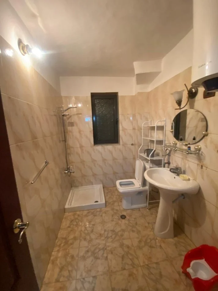 Tirane, jepet me qera apartament 2+1 Kati 1, 90 m² 450 € (Kinostudio)