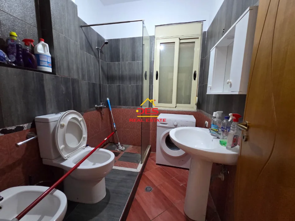 Vlore, jepet me qera apartament 2+1+Ballkon Kati 2, 90 m² 400 € (Rruga Sazani)