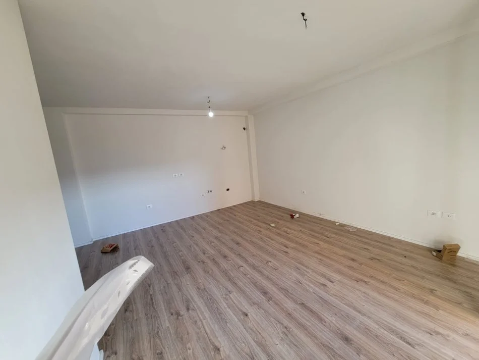 Tirane, jepet me qera apartament 1+1+Aneks+Ballkon Kati 10, 75 m² 450 € (Tirana Golden Park)