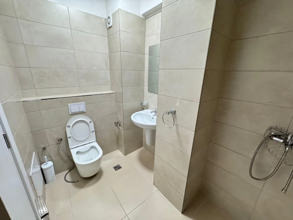 Tirane, jepet me qera apartament 3+1 Kati 4, 130 m² 800 € (Rezidenca kodra e diellit 1)