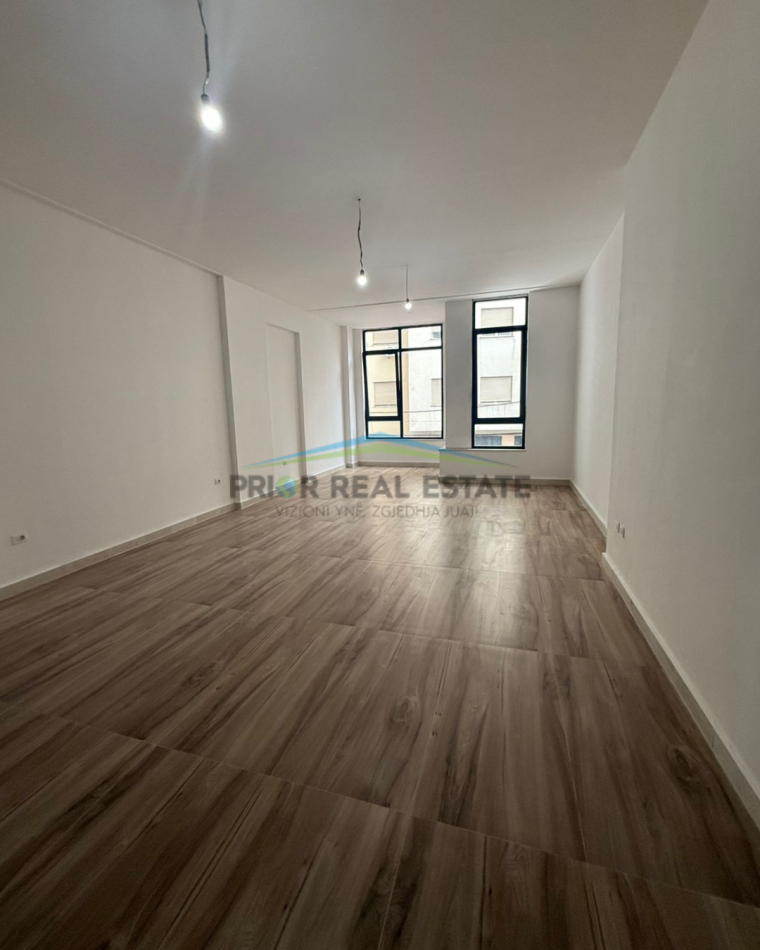 Tirane, jepet me qera ambjent biznesi Kati 1, 72 m² 1.300 € (Qender)