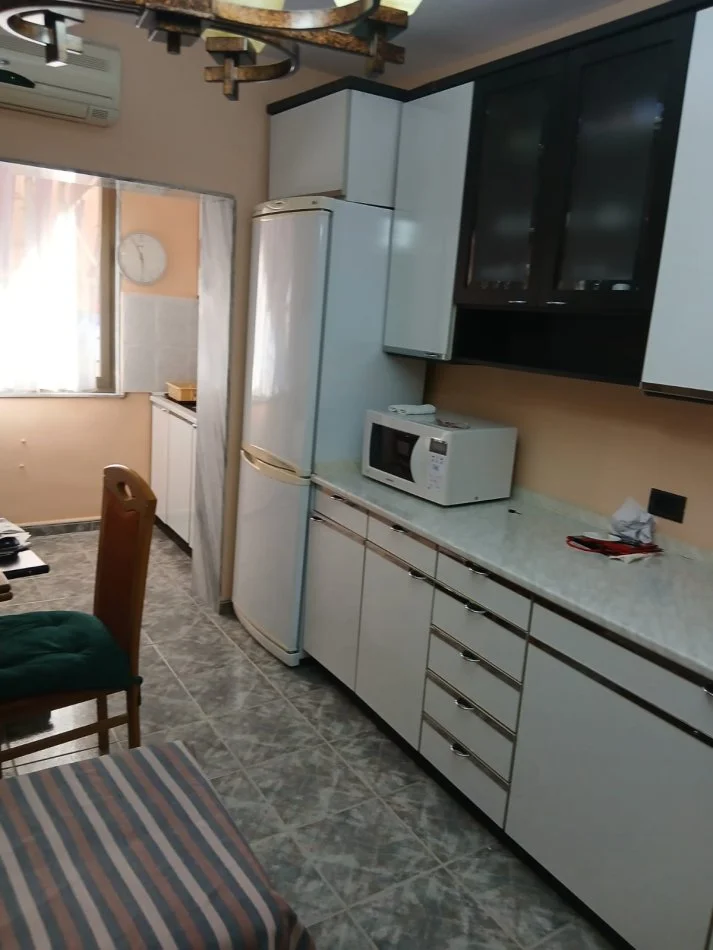 Tirane, jepet me qera apartament 2+1+Ballkon Kati 4, 75 m² (Rruga Qemal Stafa (Shkolla e Kuqe))