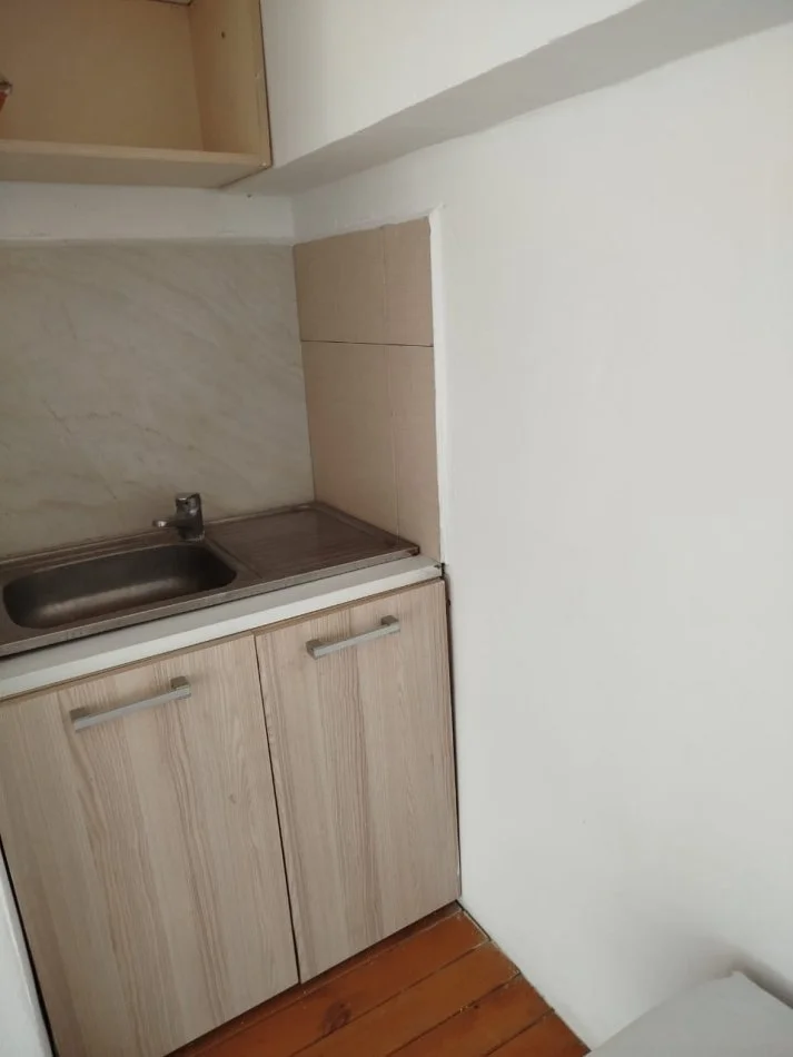 Tirane, jepet me qera apartament 1+1 Kati 0, 20 m² 250 € (Pallatet Fratar)