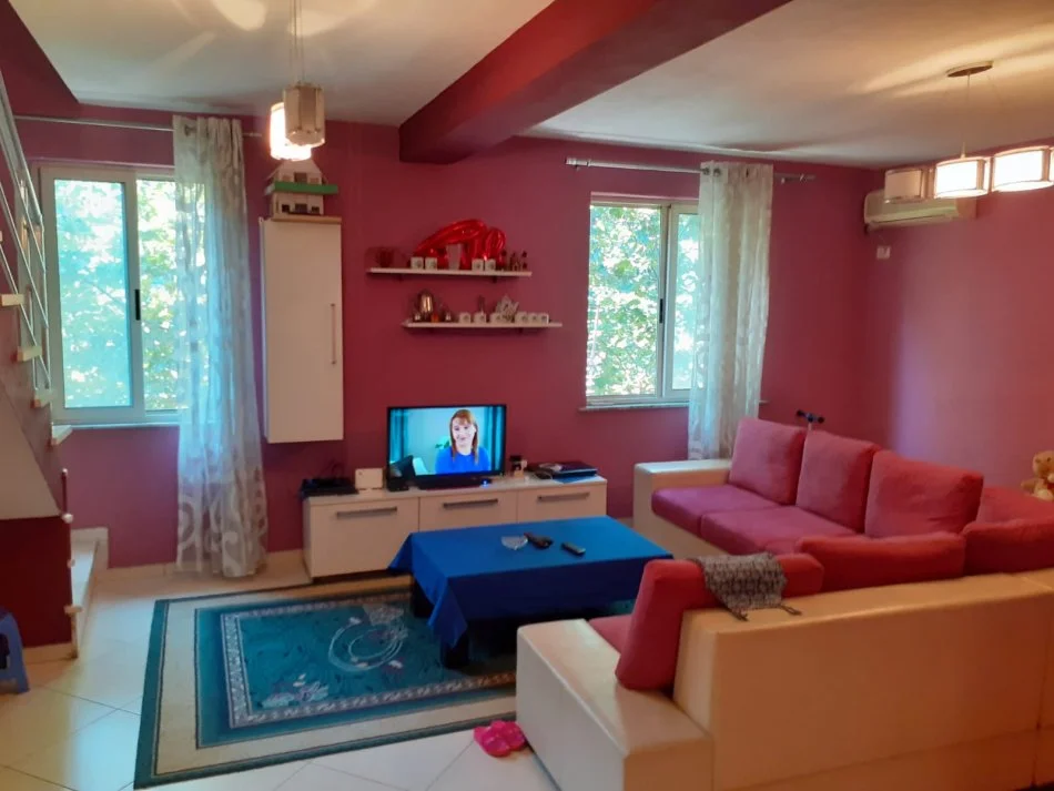 Tirane, jepet me qera apartament duplex 2+1 Kati 4, 80 m² 600 € (Bulevardi Gjergj Fishta)
