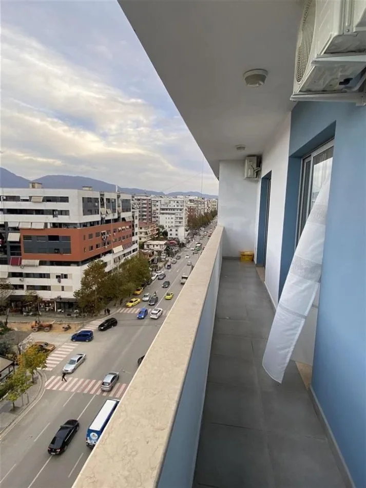 Tirane, jepet me qera apartament 1+1+Ballkon Kati 8, 70 m² 400 € (Ne Astir)