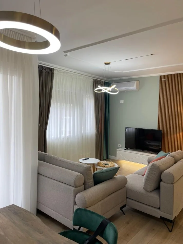 Tirane, jepet me qera apartament 2+1 Kati 3, 110 m² 950 € (Kristal Center)