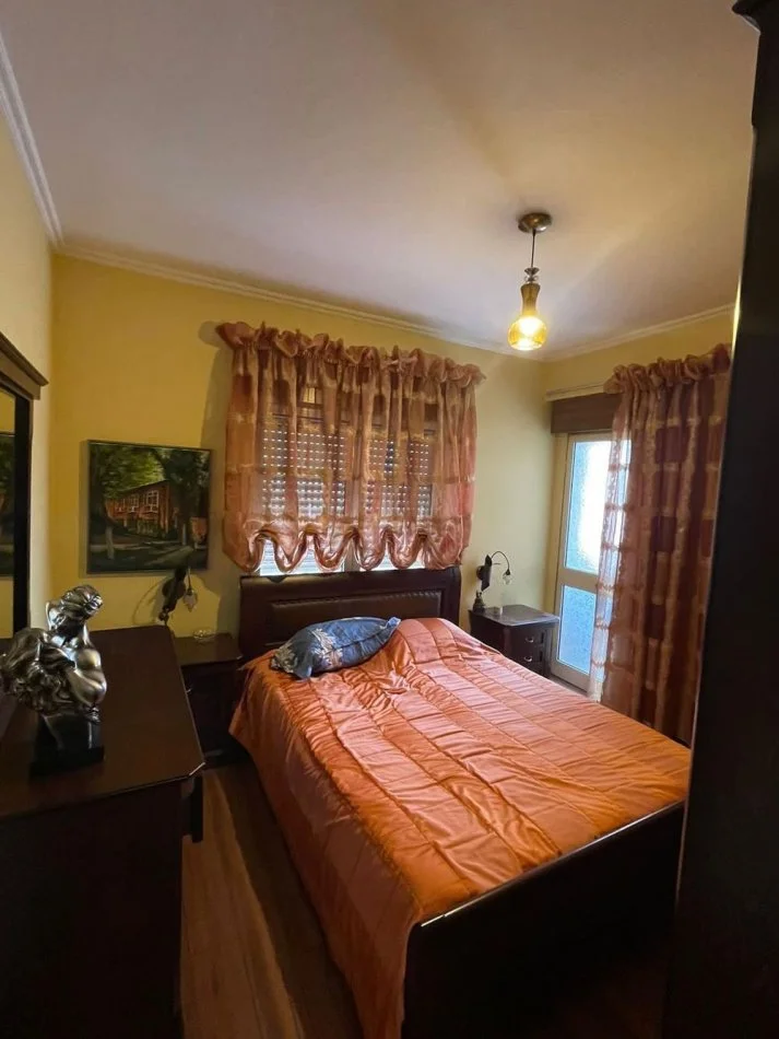 Tirane, jepet me qera apartament 3+1+Ballkon Kati 2 me ashensor,125 m² 850 € (Rruga Mine Peza)