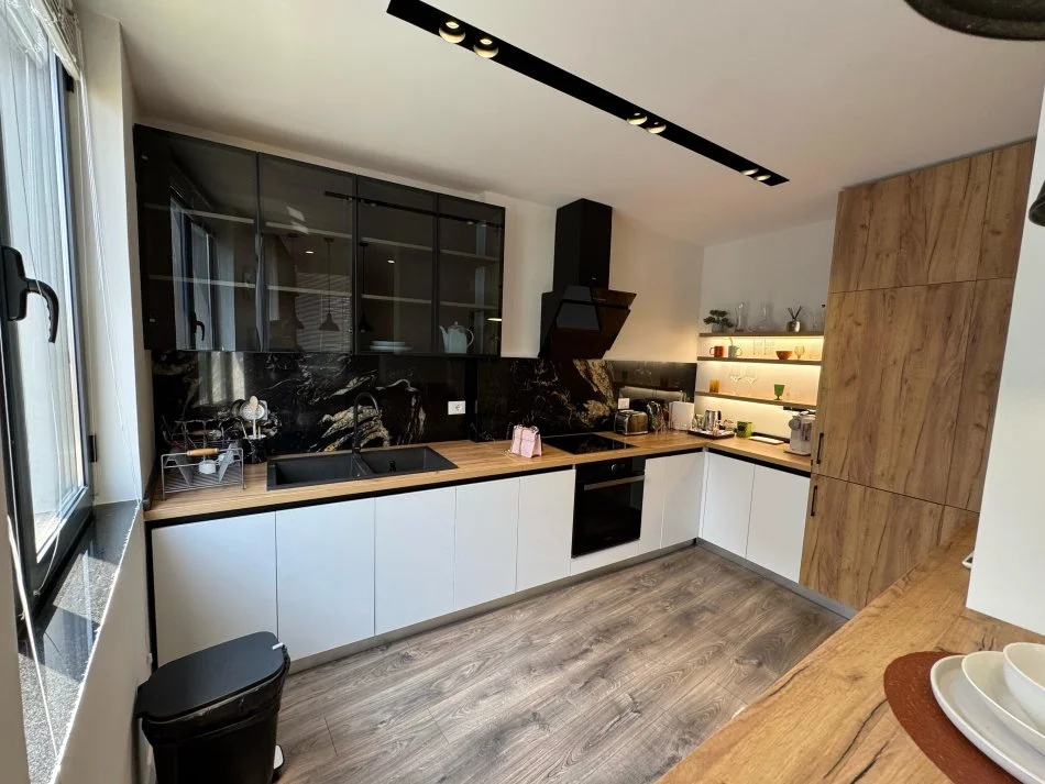 Tirane, jepet me qera apartament 2+1 Kati 4, 146 m² 1.350 € (Vila gold)