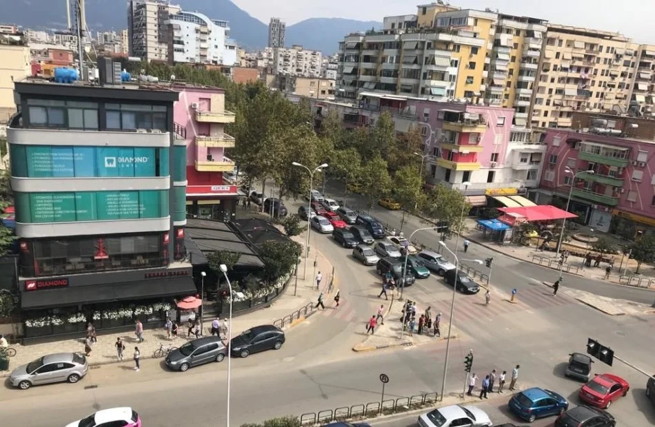 Tirane, jepet me qera ambjent biznesi Kati 0, 210 m² 600 € (21 Dhjetori)