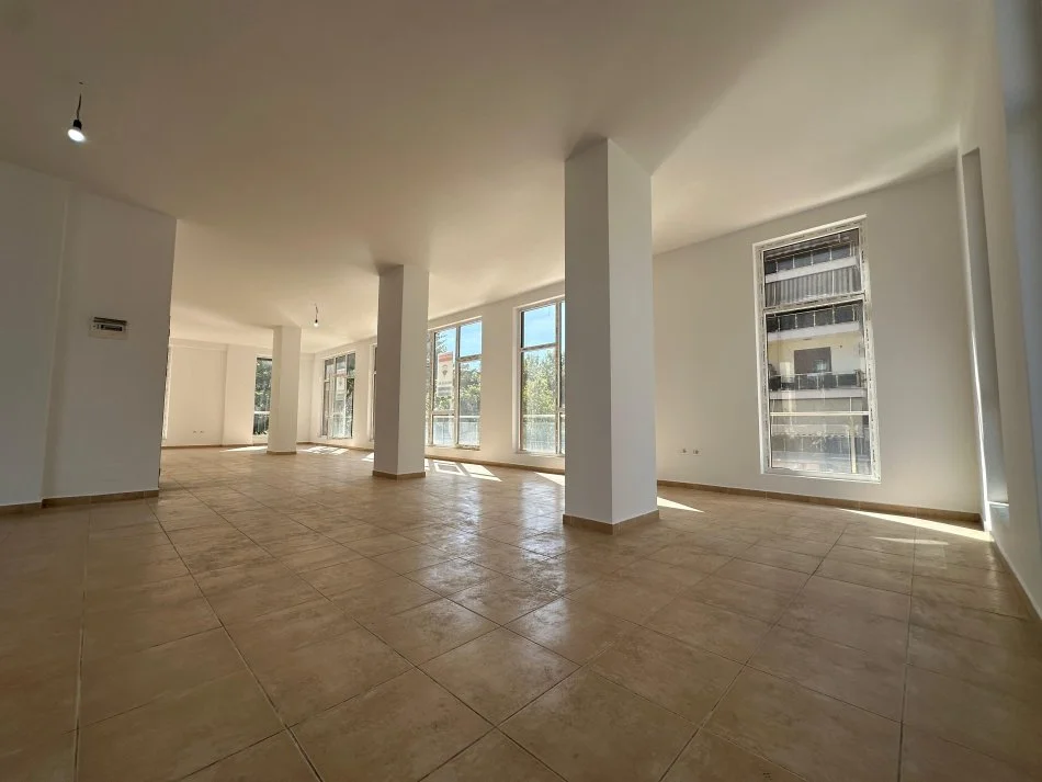 Tirane, jepet me qera ambjent biznesi Kati 3, 148 m² 2.500 € (Usluga, Stacioni i Trenit)