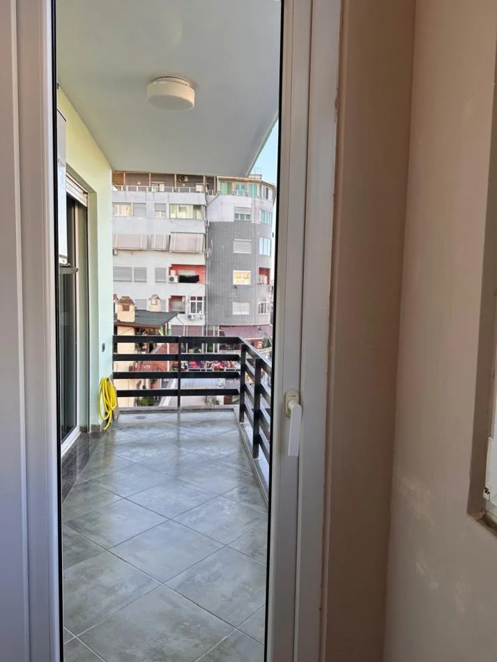 Tirane, jepet me qera apartament 2+1+Ballkon , 82 m² 650 € 