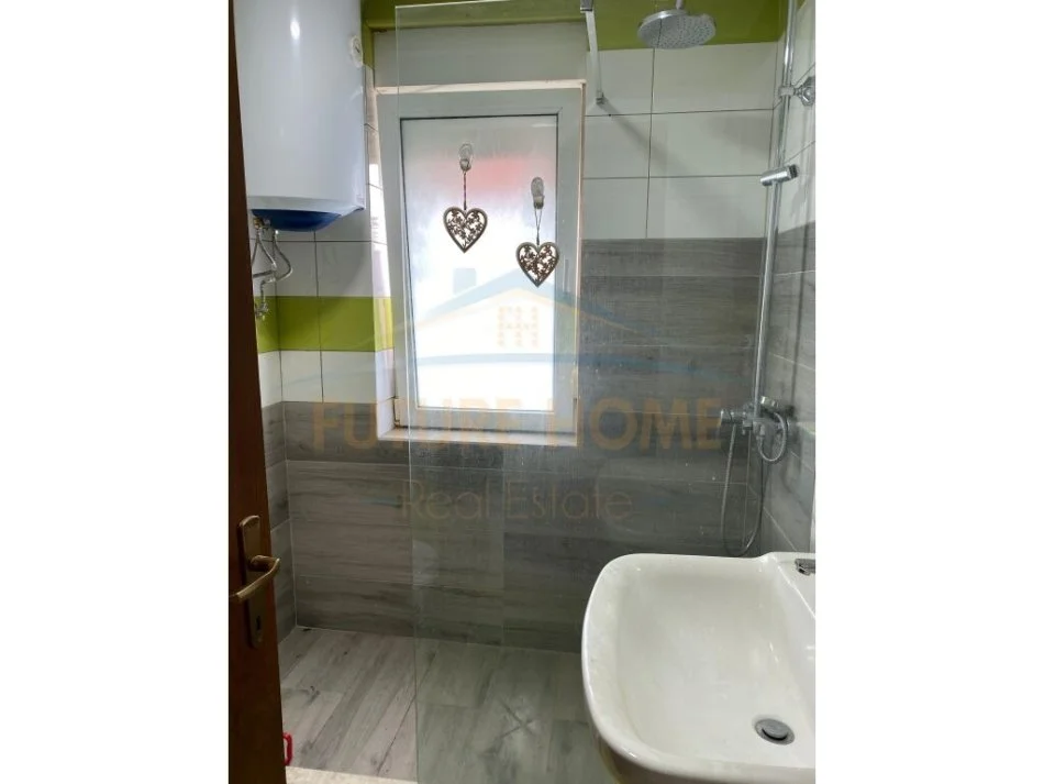 Tirane, jepet me qera apartament 2+1+Ballkon Kati 3, 90 m² 500 € (liqeni thate)