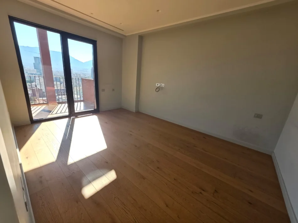 Tirane, jepet me qera zyre Kati 21, 140 m² 2.000 € (Garden Building ,Rruga e Kavajes)