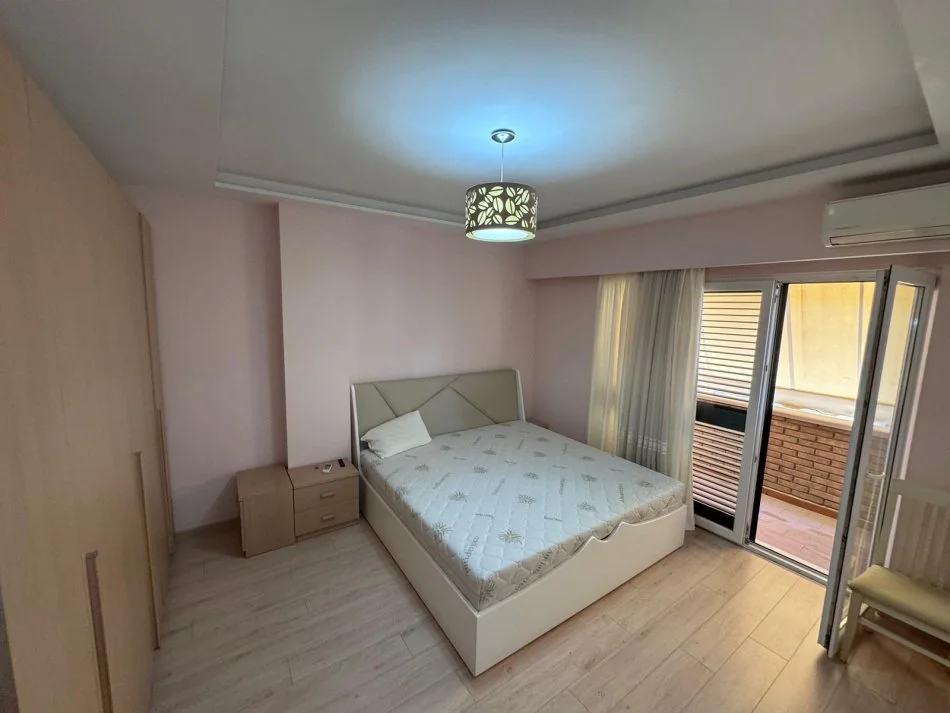 Tirane, jepet me qera apartament 2+1+Ballkon , 600 € 