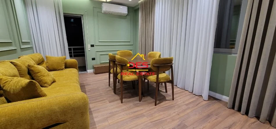 Vlore, jepet me qera apartament 2+1+Ballkon Kati 10, 90 m² 700 € (Rruga Dhimitër Konomi)