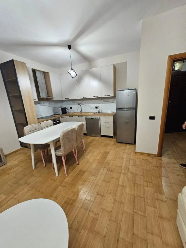 Tirane, jepet me qera apartament 3+1+Ballkon Kati 1, 130 m² 750 € 