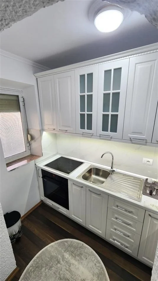 Tirane, jepet me qera apartament 1+1+Ballkon Kati 3, 52 m² 500 € (Shkolla e Baletit)