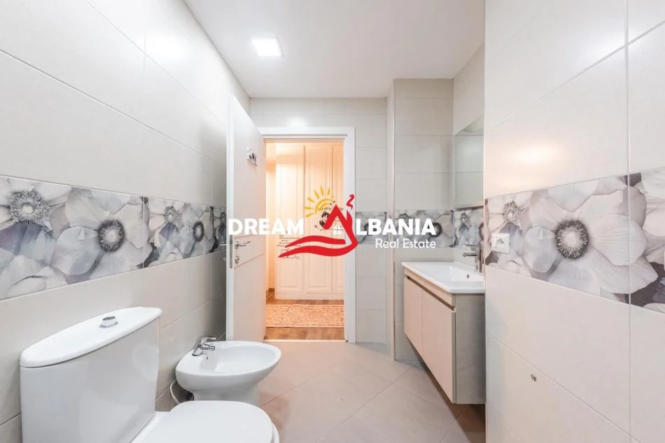 Tirane, jepet me qera apartament 2+1 , 120 m² 900 € (tek Liqeni i Thatë)