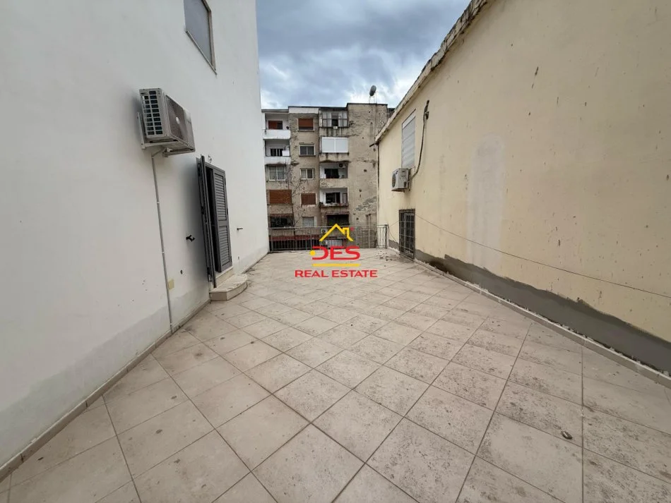 Vlore, jepet me qera apartament 1+1+Ballkon Kati 1, 70 m² 300 € (Rruga Çajupi)