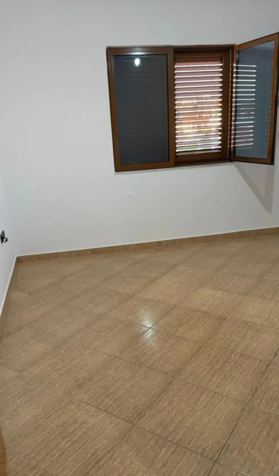 Tirane, jepet me qera Vile 3+1 Kati 3, 45.000 € (Prane Hotel Meridian)