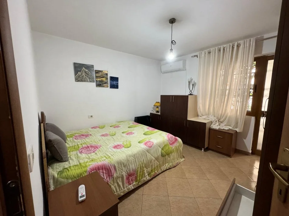 Tirane, jepet me qera shtepi 2+1 Kati 0, 150 m² 400 € (Gani domi)