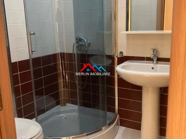 Tirane, jepet me qera apartament 1+1+Ballkon Kati 4, 94 m² 680 € (RRUGA E BARRIKADAVE,QENDER)