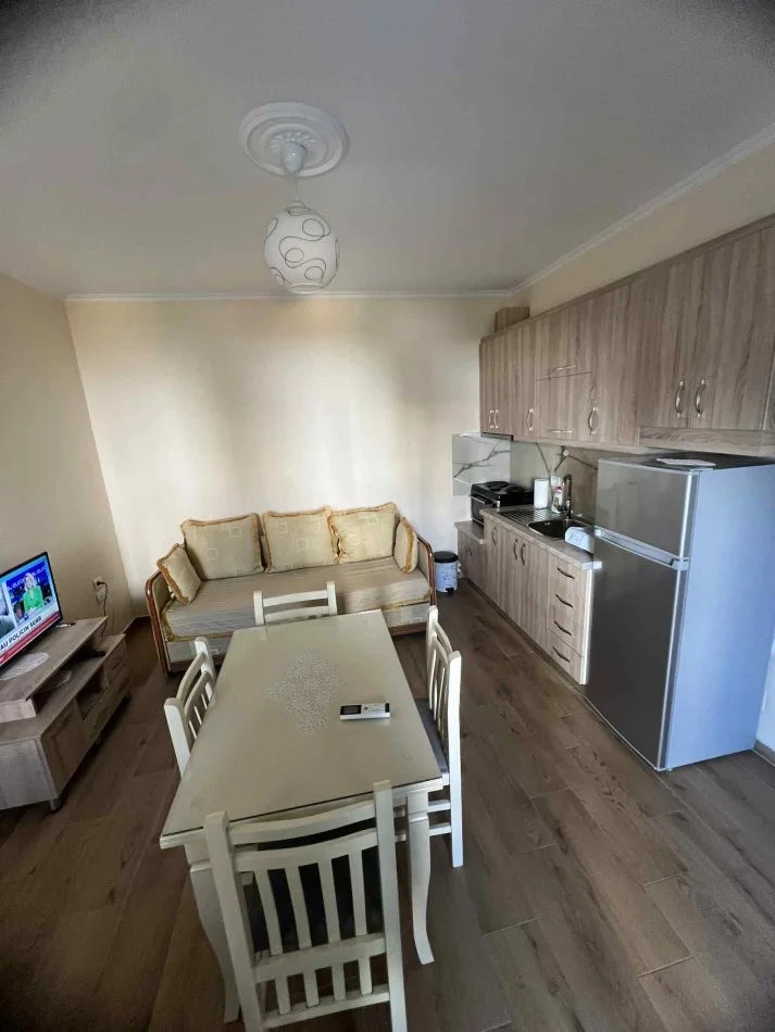 Pogradec, jepet me qera apartament 1+1+Ballkon Kati 2, 65 m² 40 € (RR. 10DESHMORET E POJSKES PALLATI MISTA CICI)