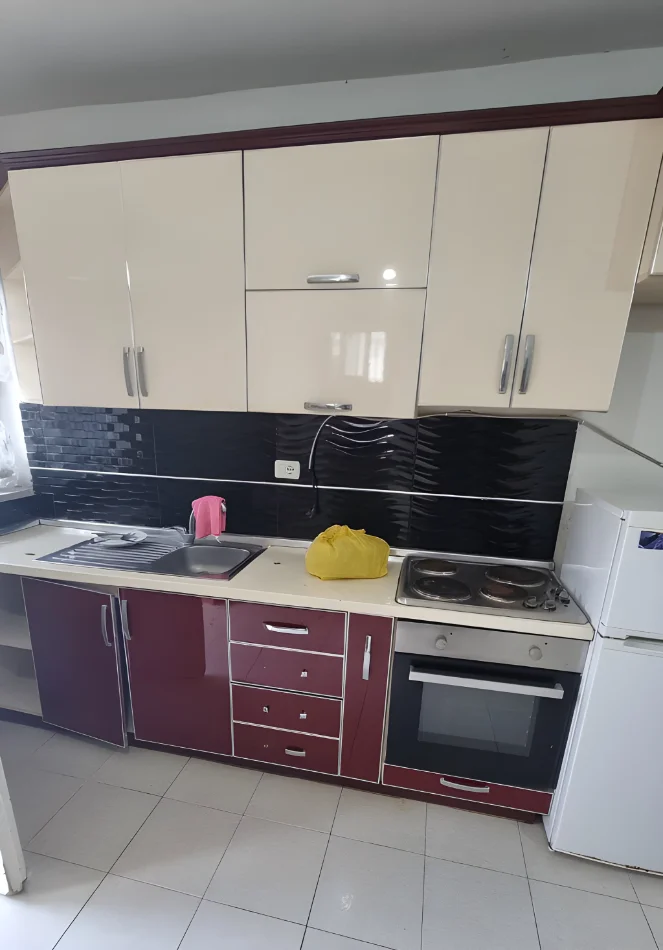Tirane, jepet me qera apartament 1+1+Ballkon Kati 1, 70 m² 350 € (21 Dhjetori)