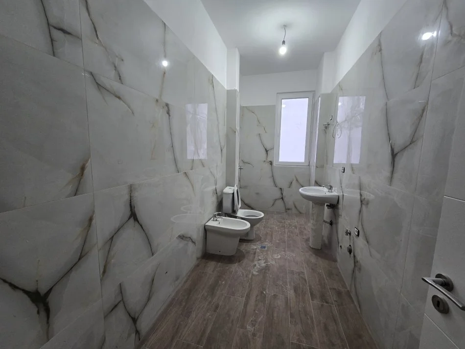 Tirane, shitet apartament 1+1 , 81 m² 121.000 € (Bulevardi i ri)