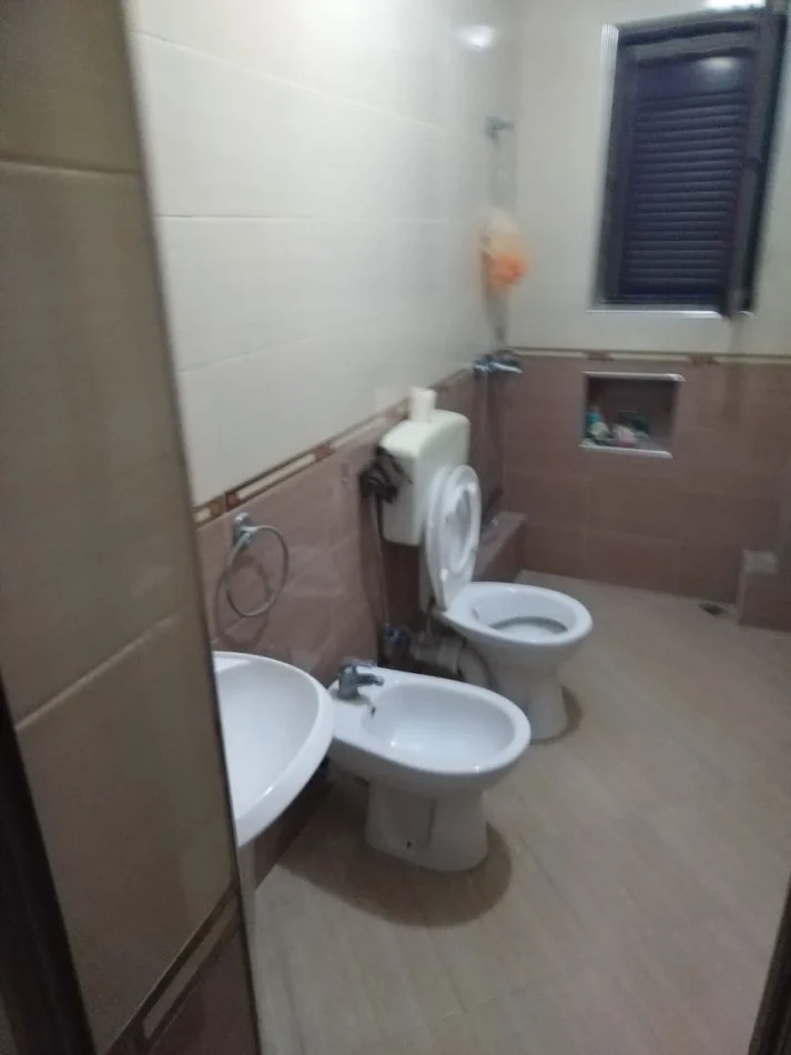 Tirane, jepet me qera apartament 3+1 Kati 2, 100 m² 500 € (rruga Karl Gega)