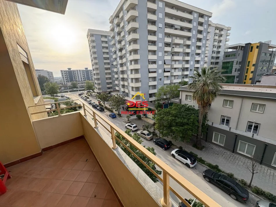 Vlore, jepet me qera apartament 2+1+Ballkon Kati 5, 110 m² 400 € (Rr 7 Nëntori)
