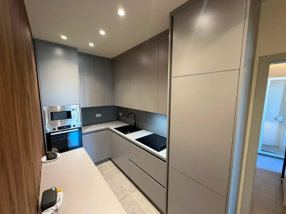Tirane, jepet me qera apartament 2+1 , 1.300 € 