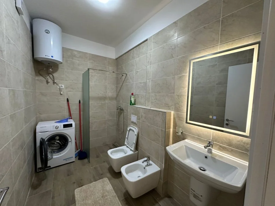 Tirane, jepet me qera apartament 2+1+Ballkon Kati 2, 110 m² 750 € (Liqeni i Thate)