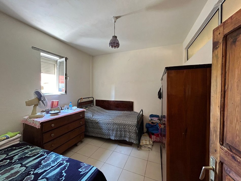 Tirane, jepet me qera 2+1 Kati 2, 80 m² 450 € (besim zyna)