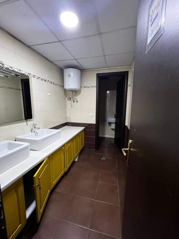 Tirane, jepet me qera ambjent biznesi , 270 m² 2.500 € (Selvia)