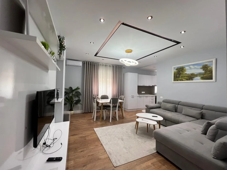 Tirane, jepet me qera apartament 2+1+Ballkon Kati 1, 100 m² 700 € 