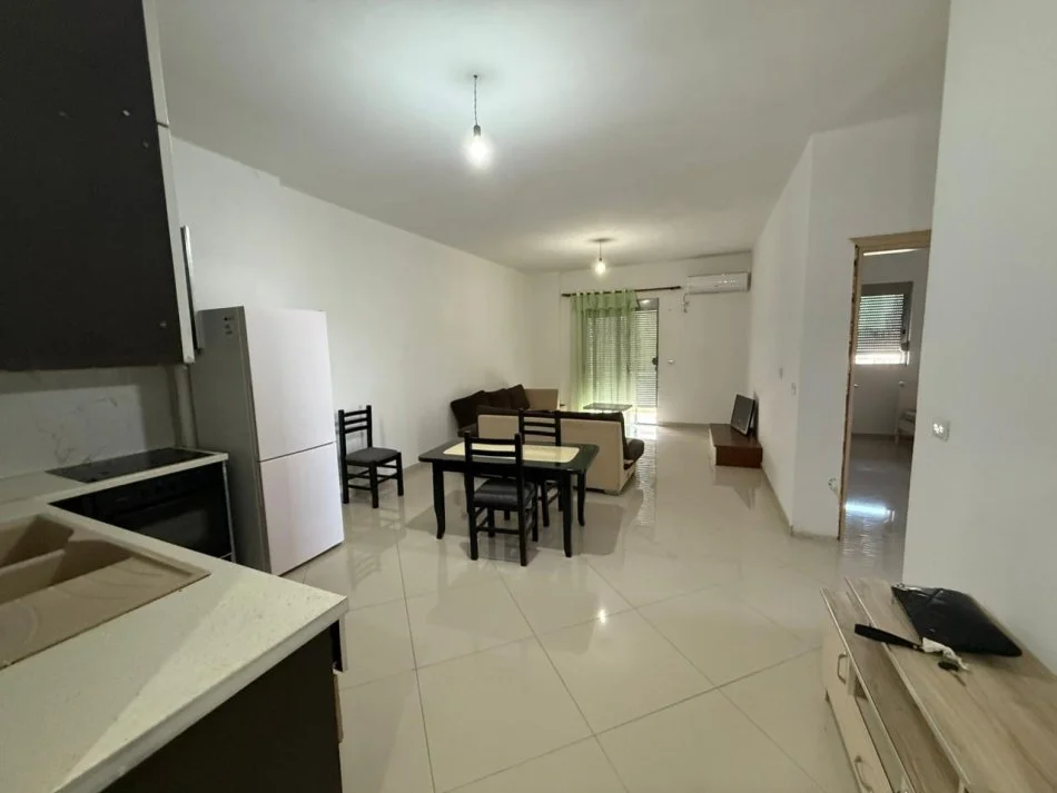 Fier, jepet me qera apartament 2+1+Ballkon Kati 9, 106 m² 200 € (Kryqezimi semanit)