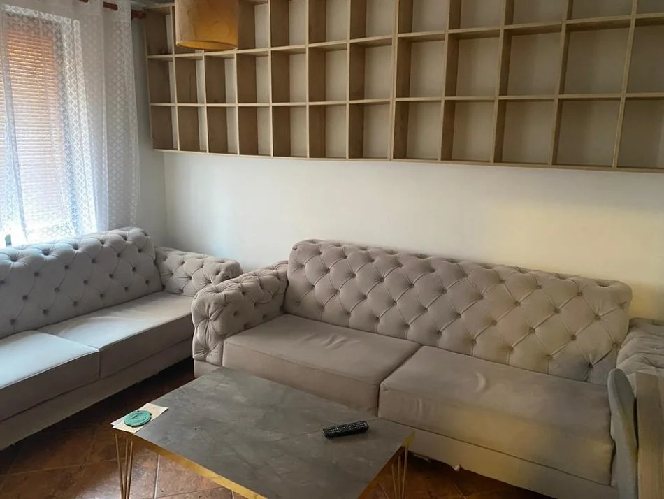 Tirane, jepet me qera apartament 1+1 Kati 2, 55 m² 500 € (BLLOK)