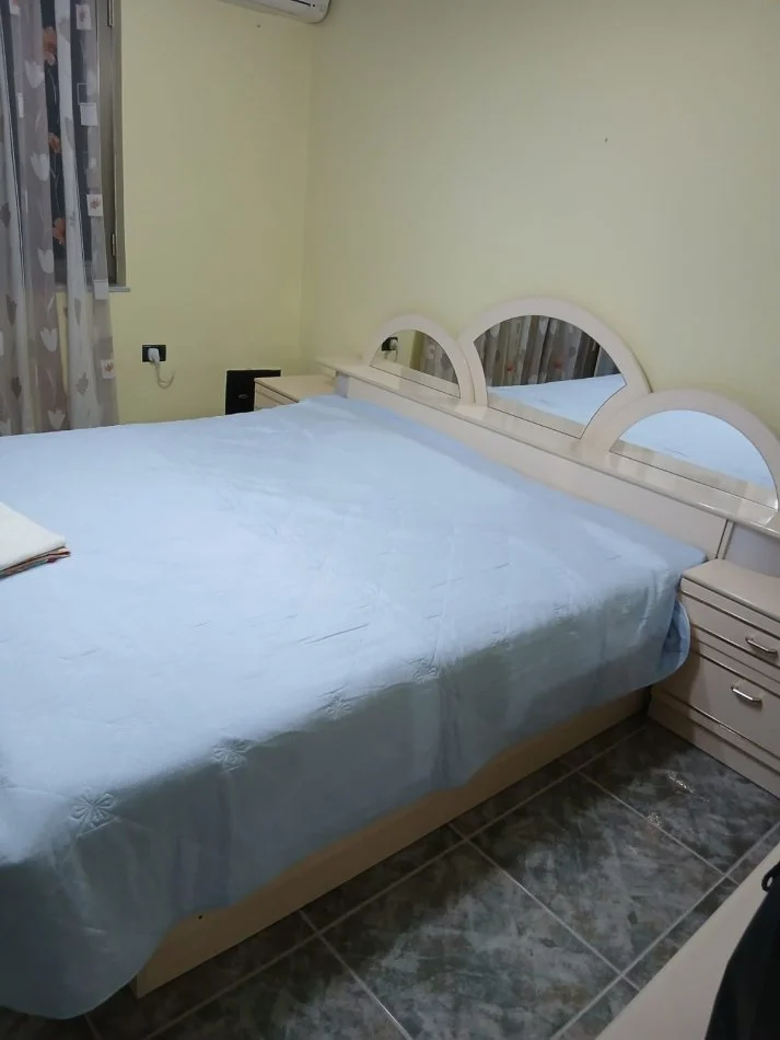 Tirane, jepet me qera apartament 2+1+Ballkon Kati 4, 75 m² (Rruga Qemal Stafa (Shkolla e Kuqe))