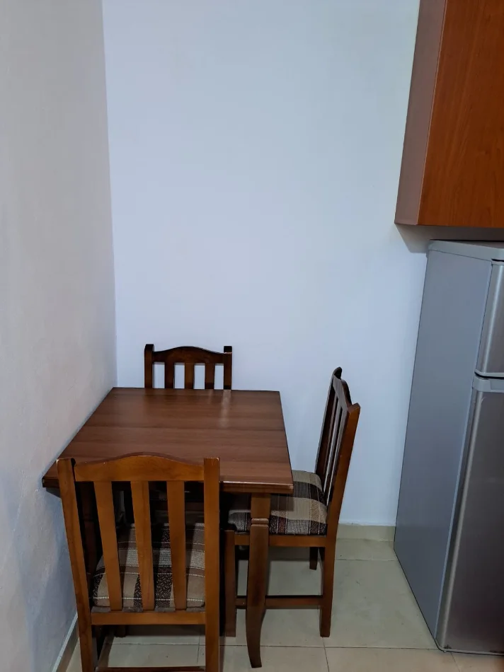Tirane, jepet me qera apartament 1+1+Ballkon Kati 0, 55 m² 200 € 