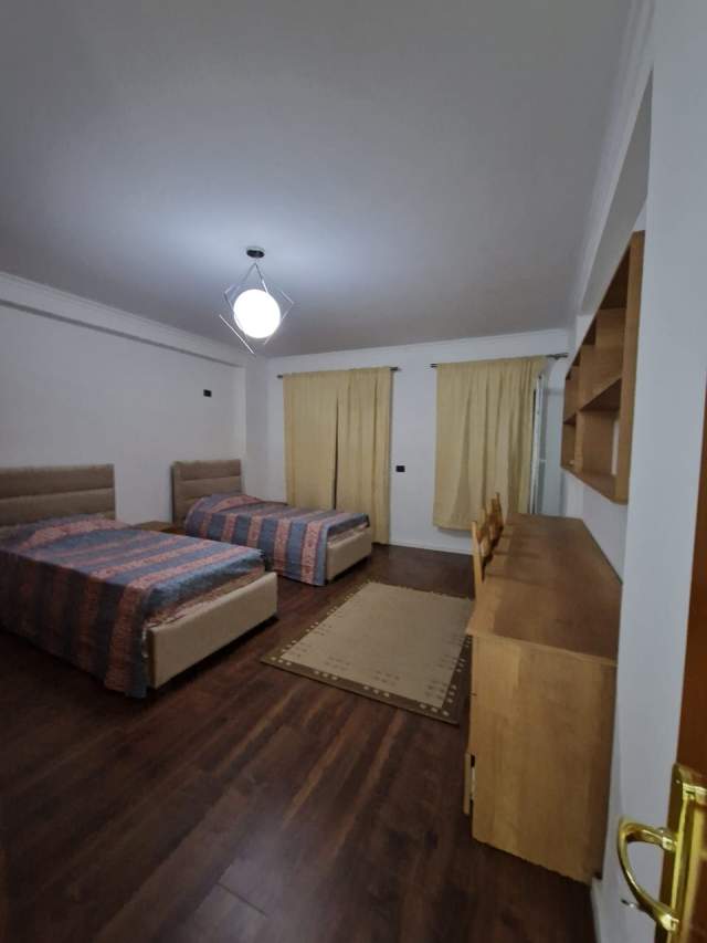 Tirane, jepet me qera apartament Kati 1, 110 m² 600 Euro prane gjimnazit Sami Frasheri